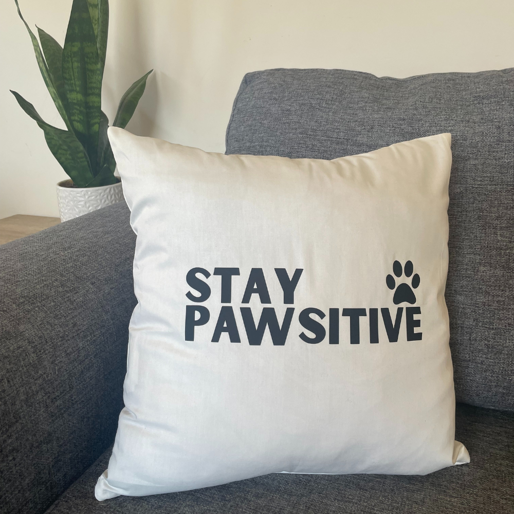 It's A Dog Vibe cushion - Stay pawsitive - white