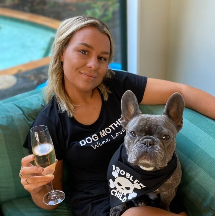 Dog mother, wine lover women's t-shirt